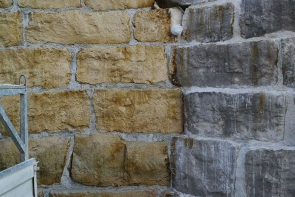 Reinigung Natursteinmauer